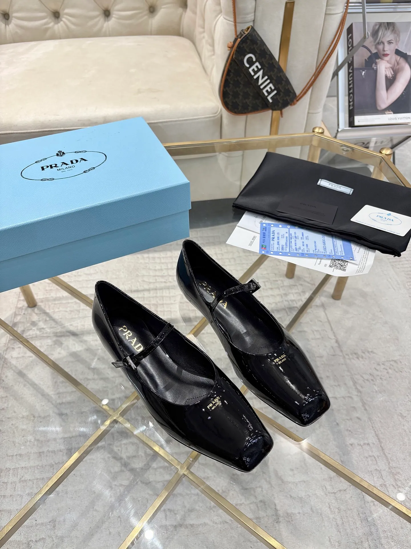 👟👟Ex-factory price 580👟👟 (imitation leather bottom-20) New arrival 👉Ready stock👈Remove the original board and make a 1:1 replica‼ ️ The highest version of Prada's early spring catwalk hot style 😘The latest spring style Retro Mary Jane series Genuine leather sole, simulated leather sole, a must-have for goddesses Super comfortable on the feet, reducing age 👉The upper is made of imported cowhide leather, comfortable and small square toe, retro and playful, lining + foot pads, imported sheepskin lining, breathable and comfortable (1.5 high small insert heel) ) Matched private model buckle (all original logos) Size 35M-39M (34 40 41 42 customized, non-returnable and non-exchangeable)